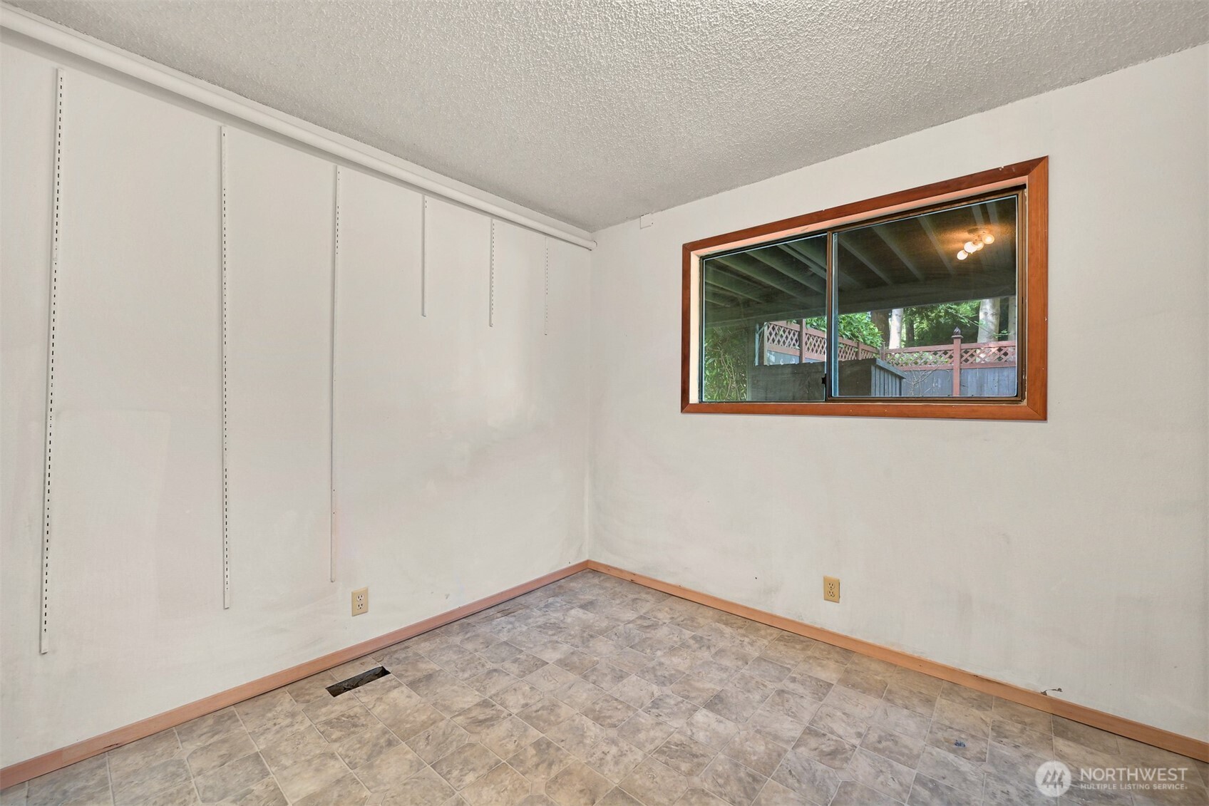 559 East Hemmi Road Lynden, WA 98264 - Photo 25 of 40 an empty room with a window