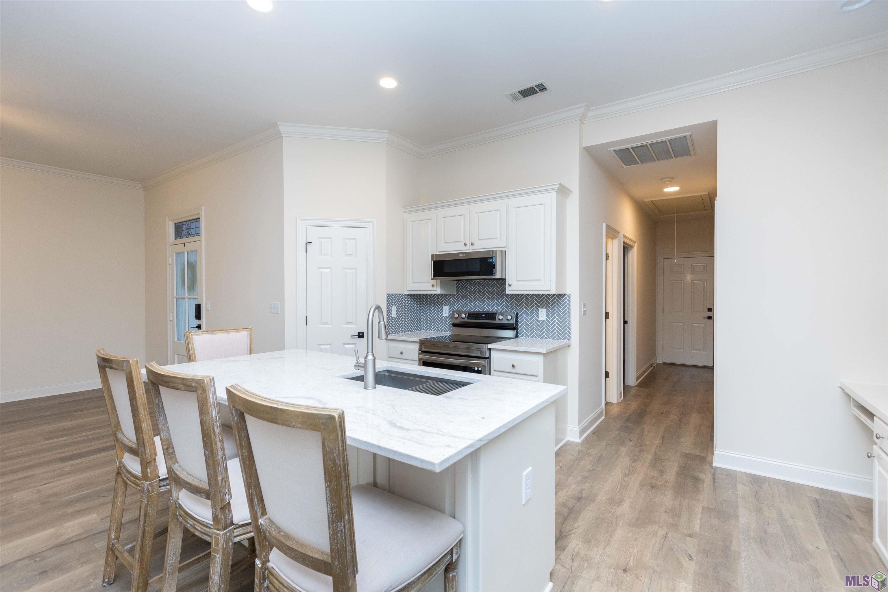 9089 Lake Mist Avenue Baton Rouge, LA 70810 - Photo 15 of 29 Kitchen and center island