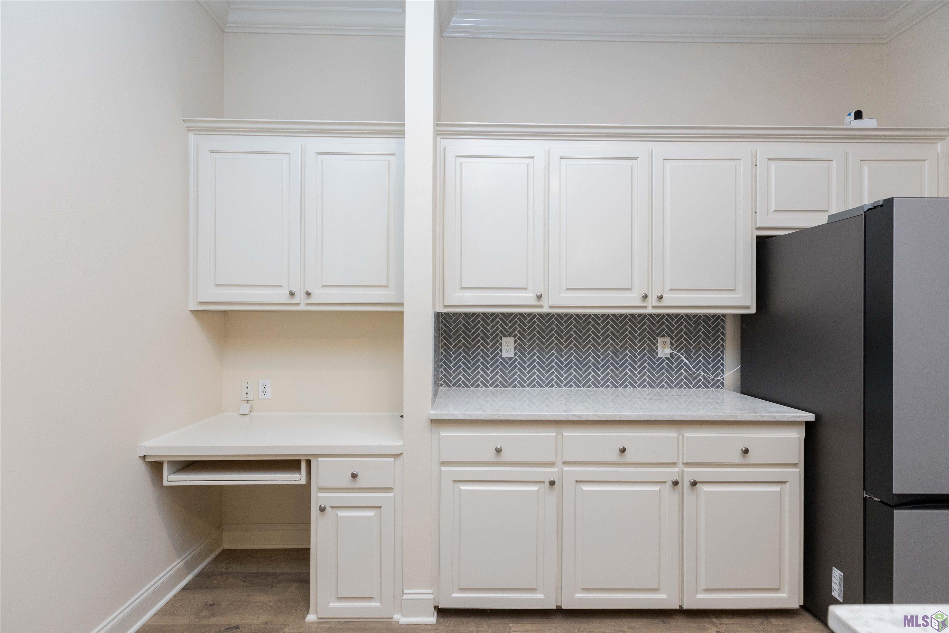 9089 Lake Mist Avenue Baton Rouge, LA 70810 - Photo 18 of 29 Computer nook in kitchen
