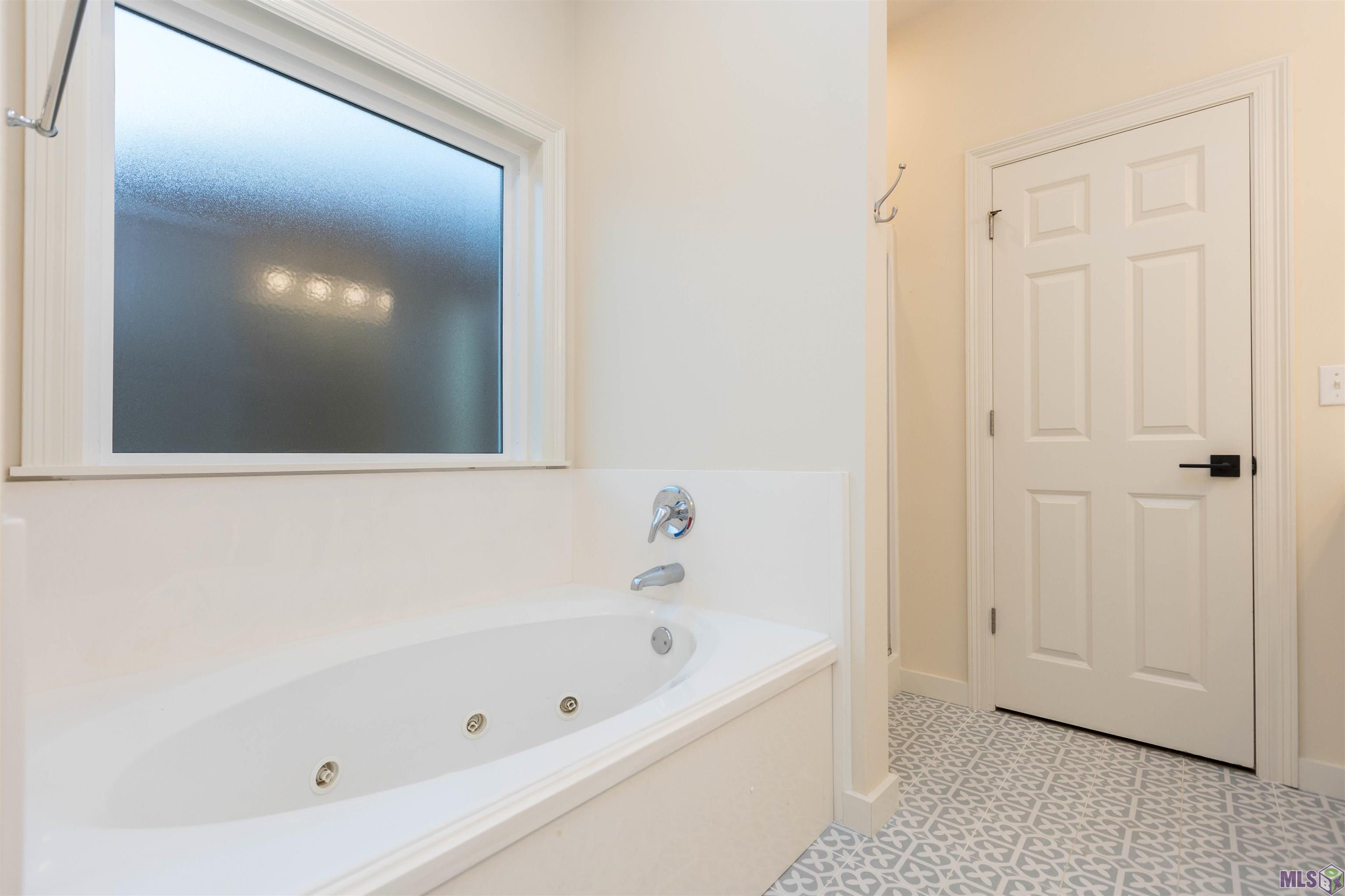 9089 Lake Mist Avenue Baton Rouge, LA 70810 - Photo 29 of 29 master bath soaking tub