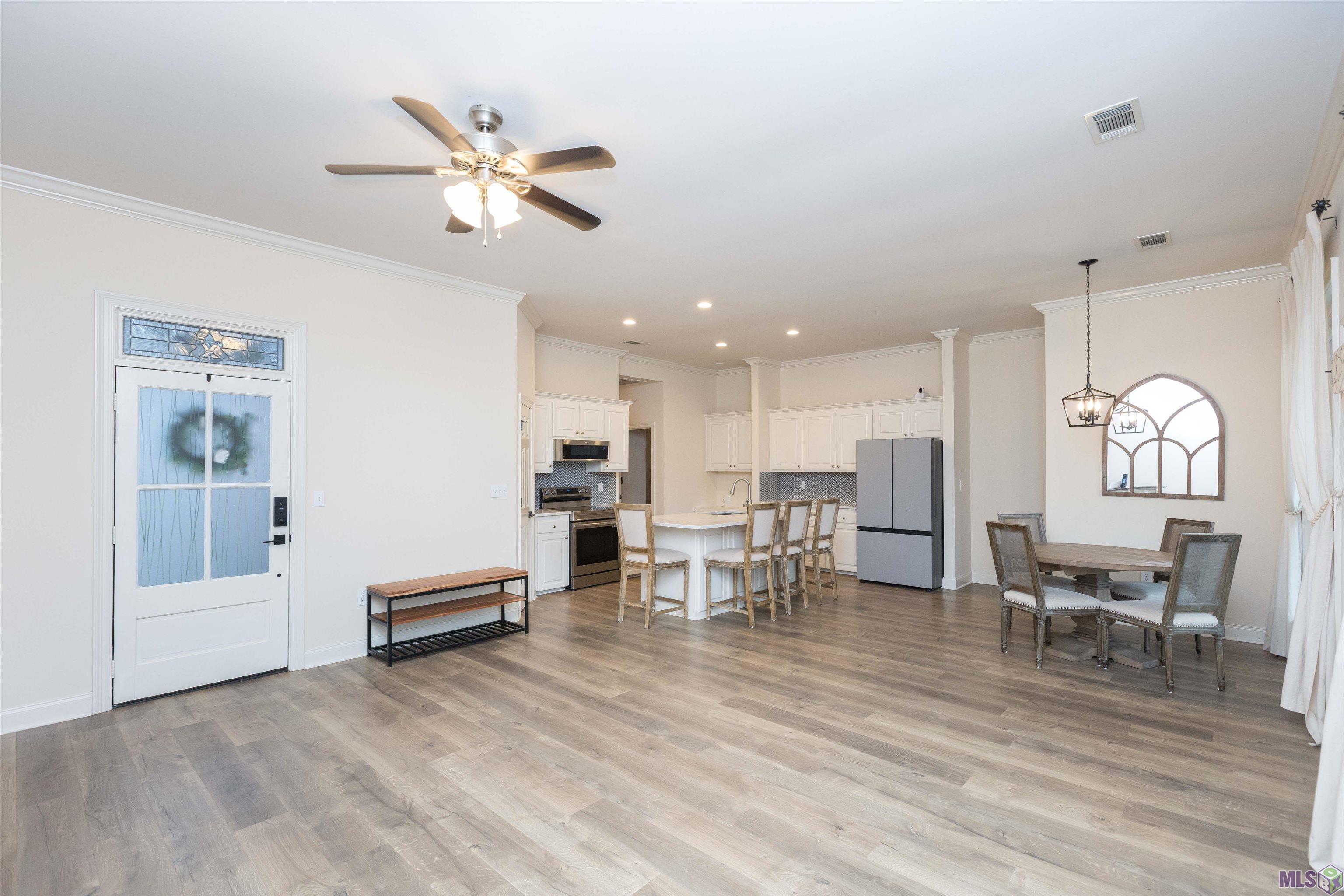 9089 Lake Mist Avenue Baton Rouge, LA 70810 - Photo 10 of 29 Family room-kitchen and dining room views
