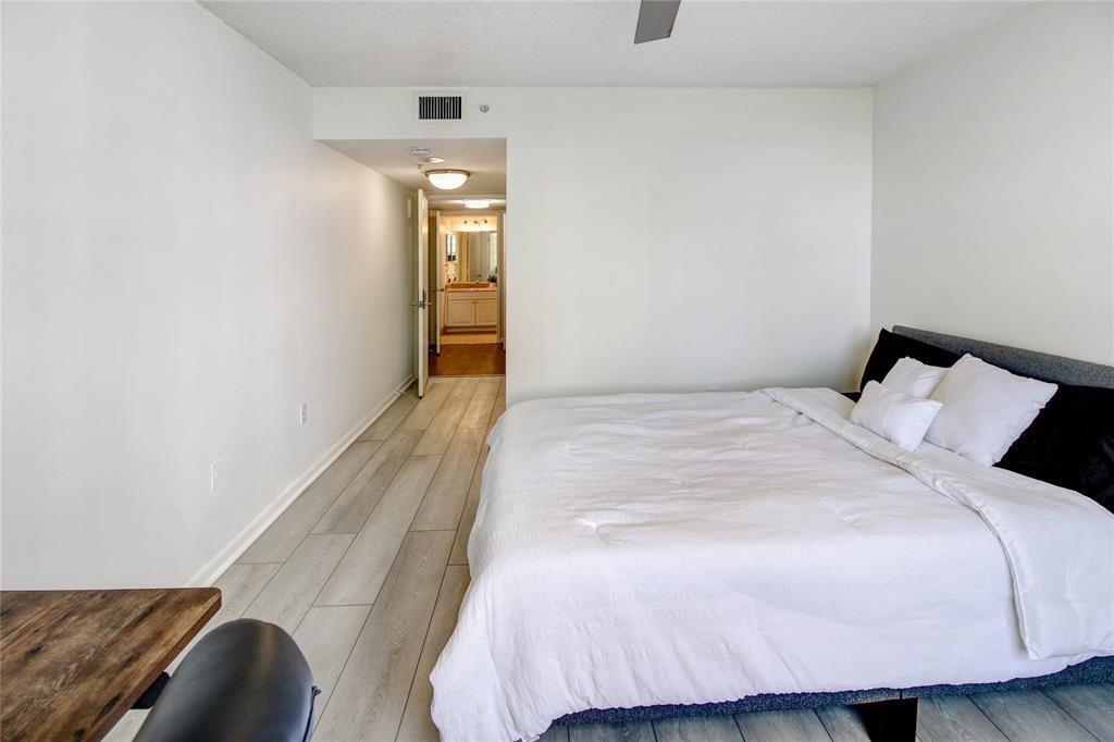 520 Southeast 5th Avenue, Unit 2605 Fort Lauderdale, FL 33301 - Photo 18 of 38 a bedroom with a bed and painting on the wall