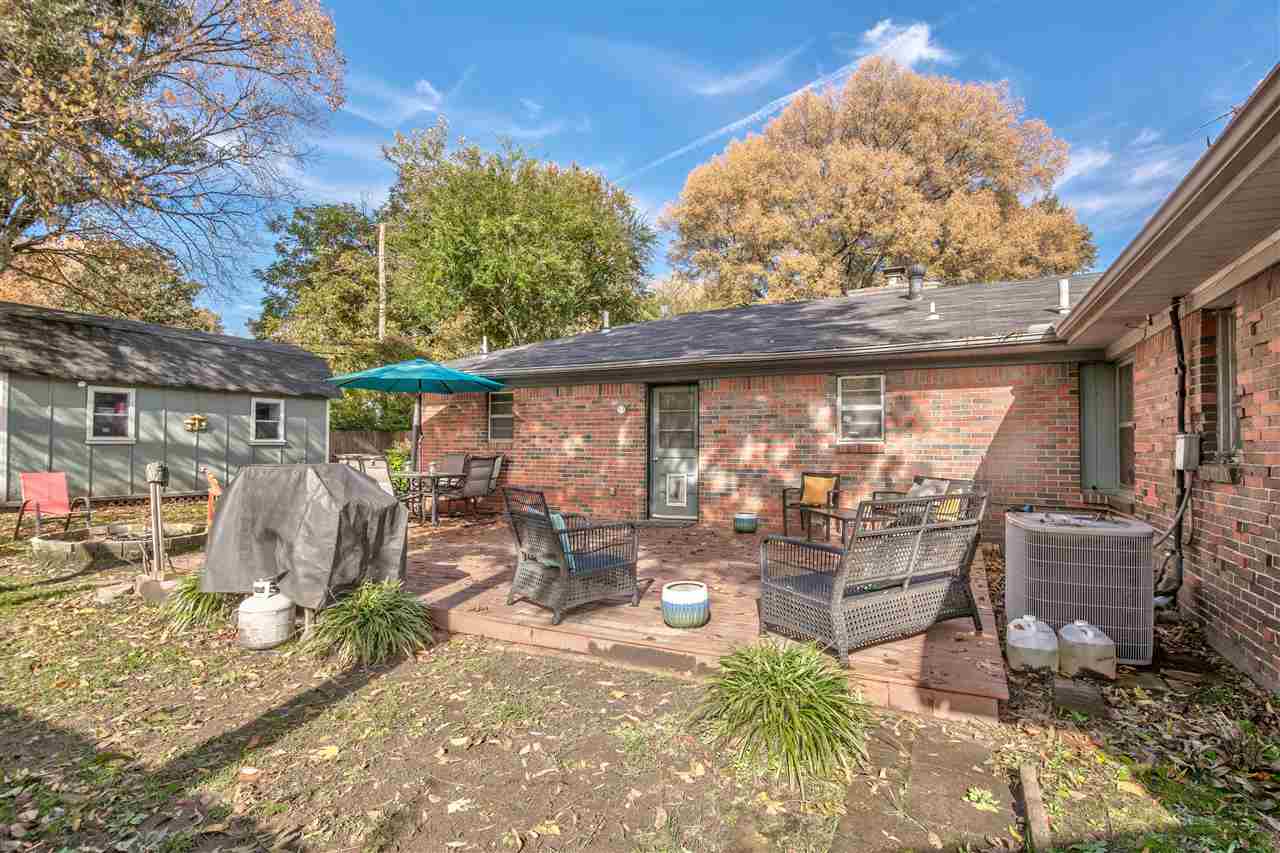 1631 Cranford Road Memphis, TN 38117 - Photo 19 of 21 a view of a patio with table and chairs near a barbeque