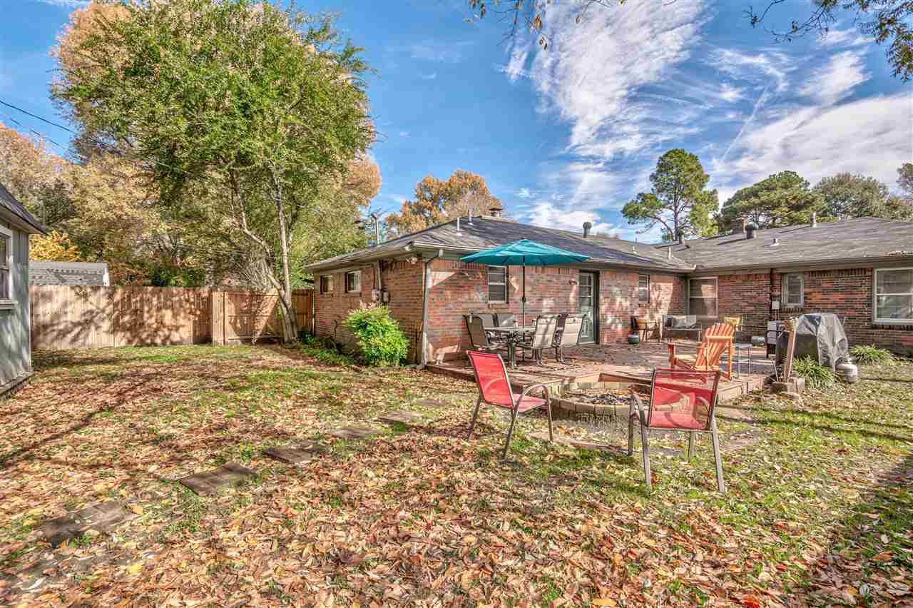 1631 Cranford Road Memphis, TN 38117 - Photo 20 of 21 a backyard of a house with table and chairs
