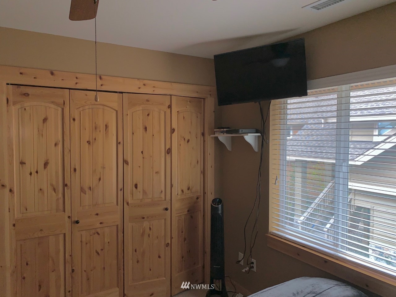 210 Clearwater Loop, Unit 2 Ronald, WA 98940 - Photo 15 of 35 a bathroom with a shower and a window