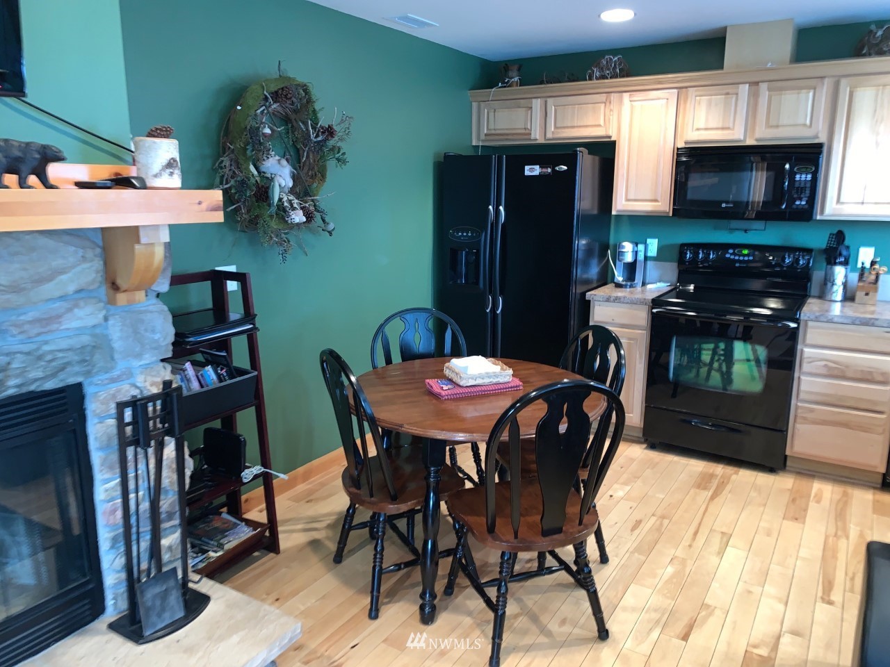 210 Clearwater Loop, Unit 2 Ronald, WA 98940 - Photo 6 of 35 a view of a dining room with furniture