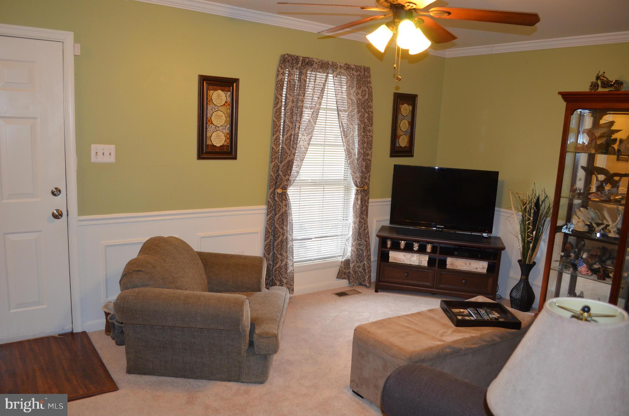 5492 Rector Drive Woodbridge, VA 22193 - Photo 4 of 26 Living Room