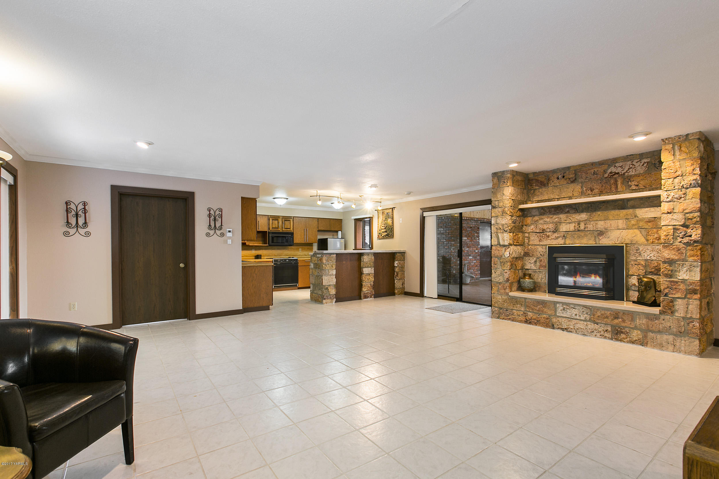 10709 Estes Road Yakima, WA 98908 - Photo 22 of 40 a view of a livingroom with a fireplace