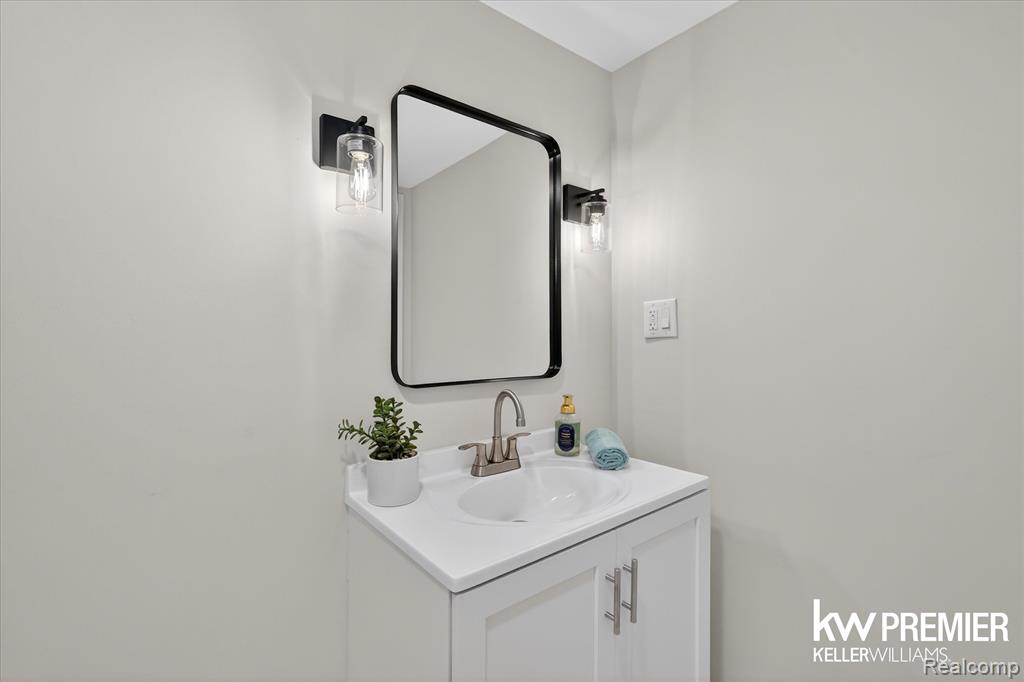 5658 Crescent Road Waterford, MI 48327 - Photo 26 of 40 Gallery Image 26