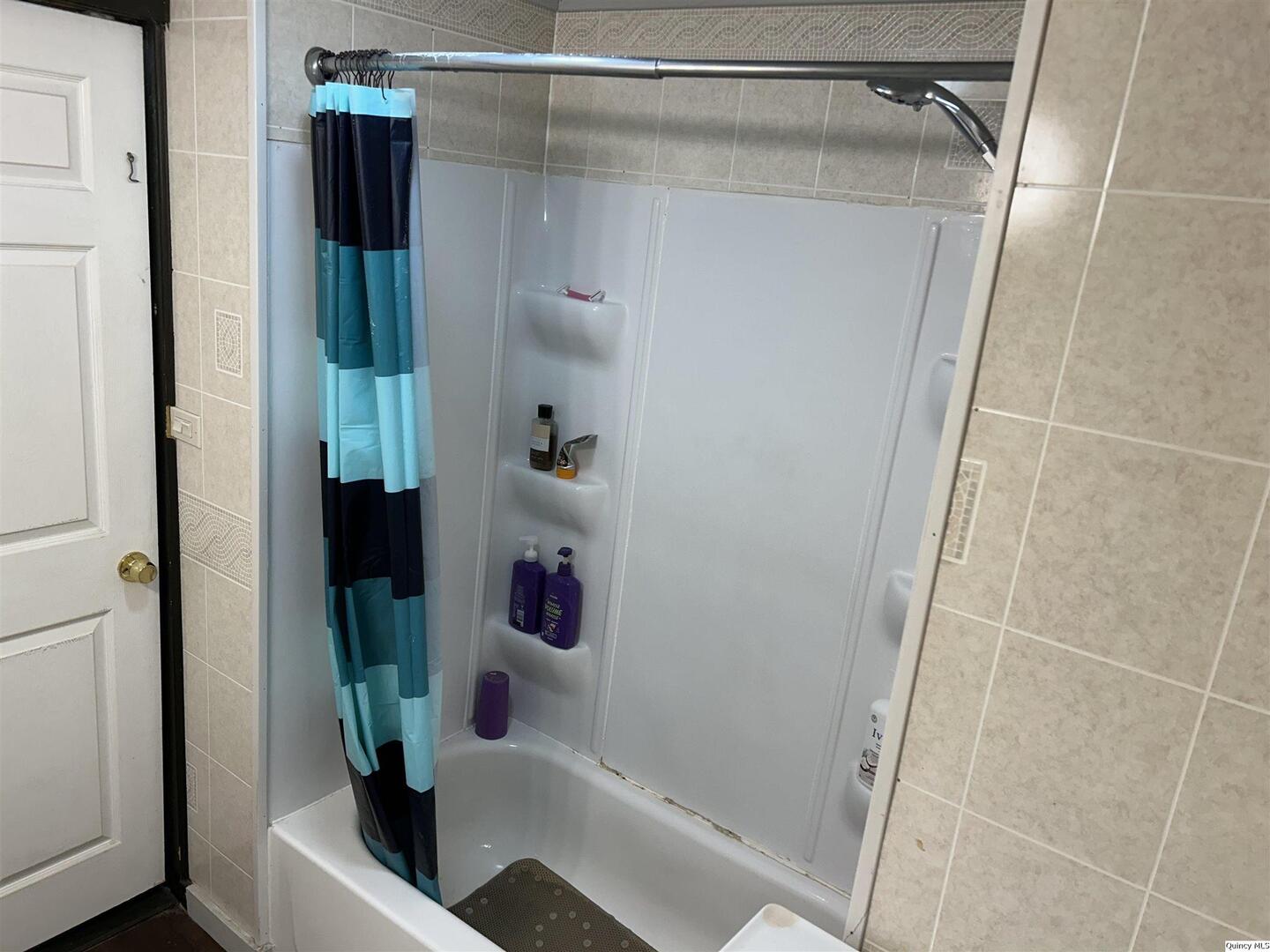 7114 Timber Ridge South Quincy, IL 62305 - Photo 6 of 9 a bathroom with a shower and a sink