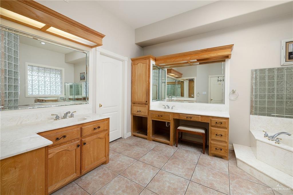 23725 North Val Verde Road Edinburg, TX 78542 - Photo 13 of 38 Principal Bath downstairs