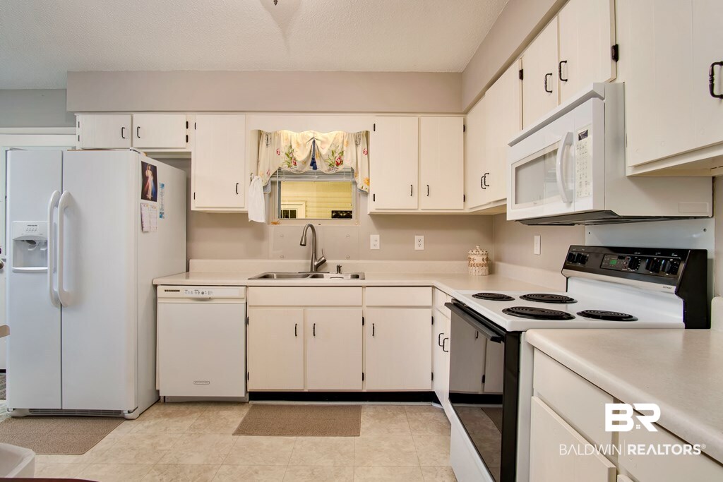 6781 Piney Woods Road Foley, AL 36535 - Photo 7 of 16 Kitchen