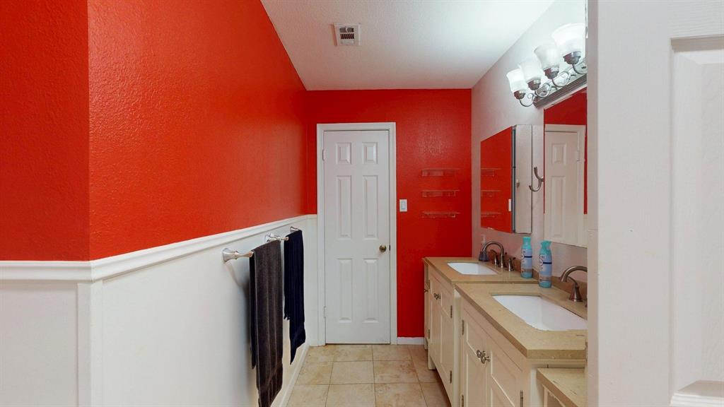 1206 South Clark Road Duncanville, TX 75137 - Photo 24 of 38 a bathroom with a sink and a mirror