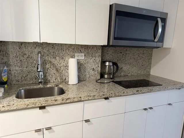 $1,990 | 19201 Collins Avenue, Unit 841, Sunny Isles Beach, FL 33160