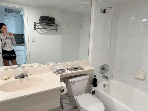 $1,990 | 19201 Collins Avenue, Unit 841, Sunny Isles Beach, FL 33160