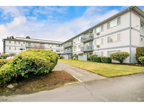 $184,900 | 2005 Tibbetts Drive, Unit 203, Longview, WA 98632