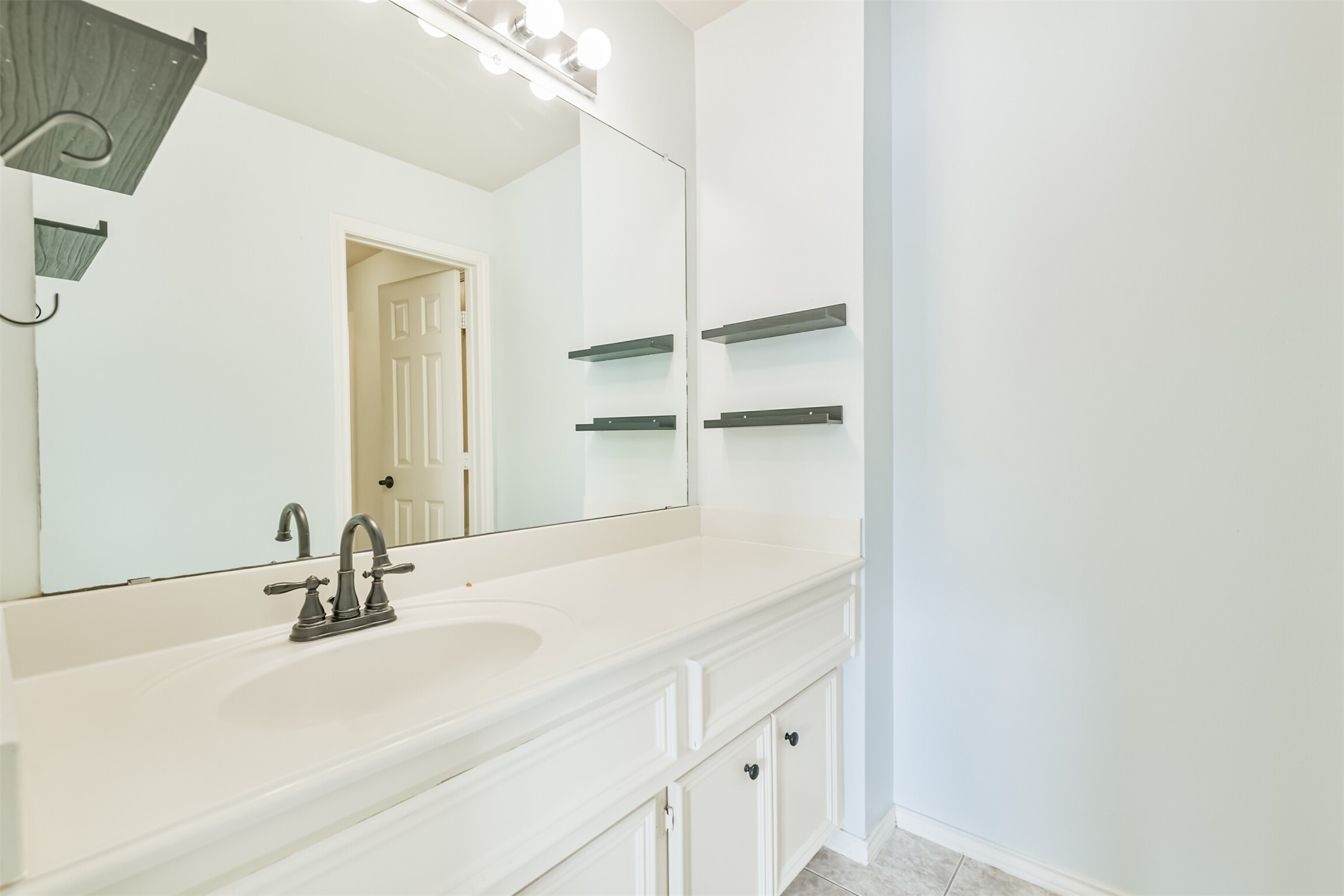 738 Redwing Pl Drive Houston, TX 77009 - Photo 14 of 23 a bathroom with a sink and a mirror