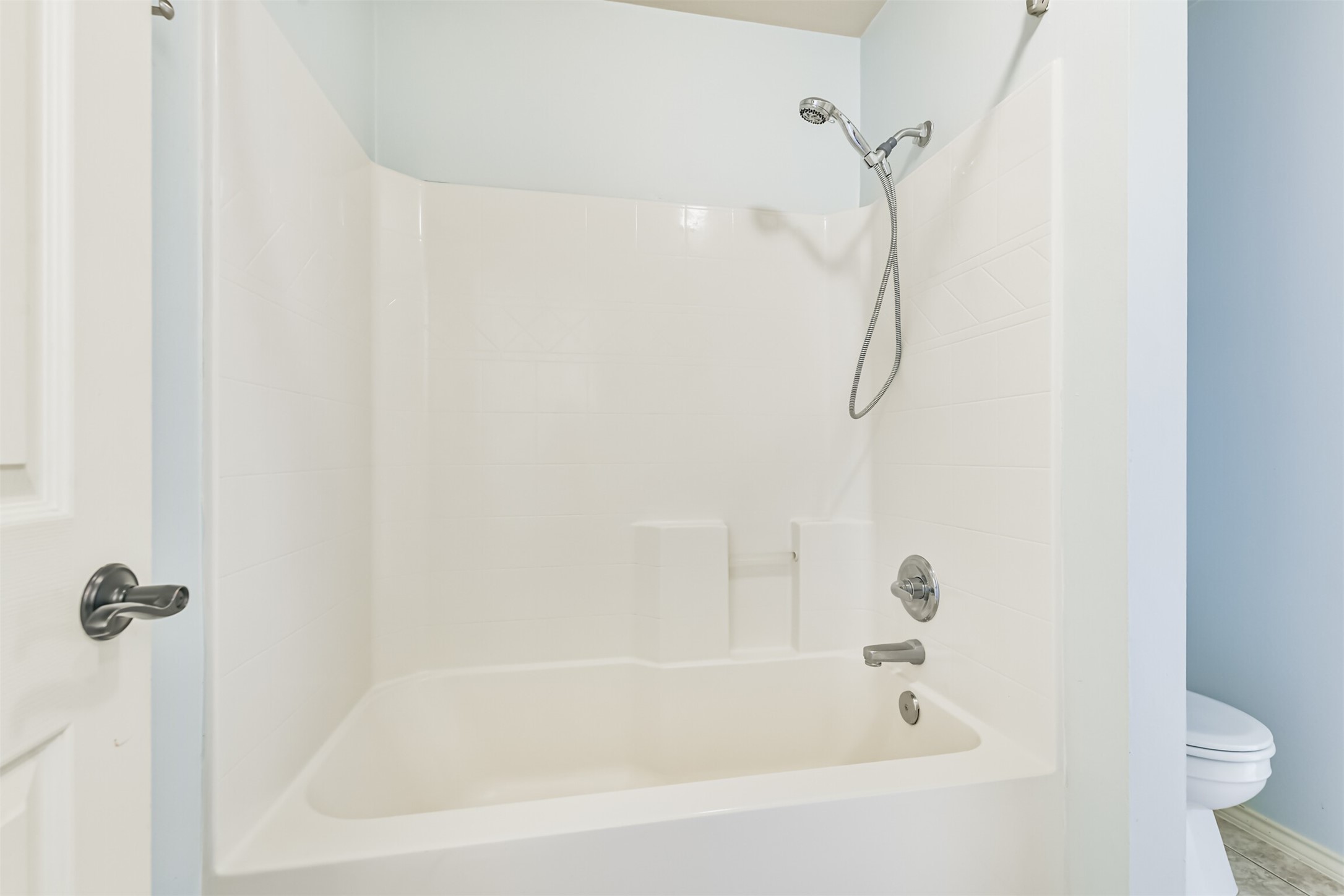 738 Redwing Pl Drive Houston, TX 77009 - Photo 21 of 23 a close up of a bathtub in a bathroom