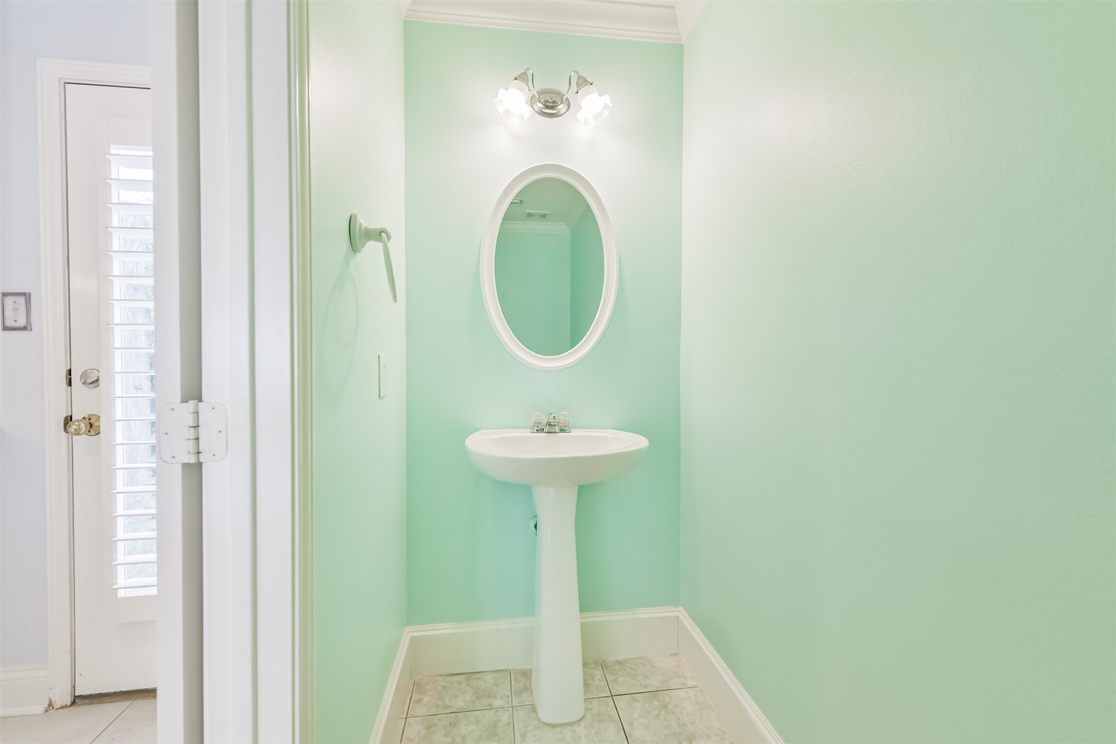738 Redwing Pl Drive Houston, TX 77009 - Photo 9 of 23 a bathroom with a sink and a mirror