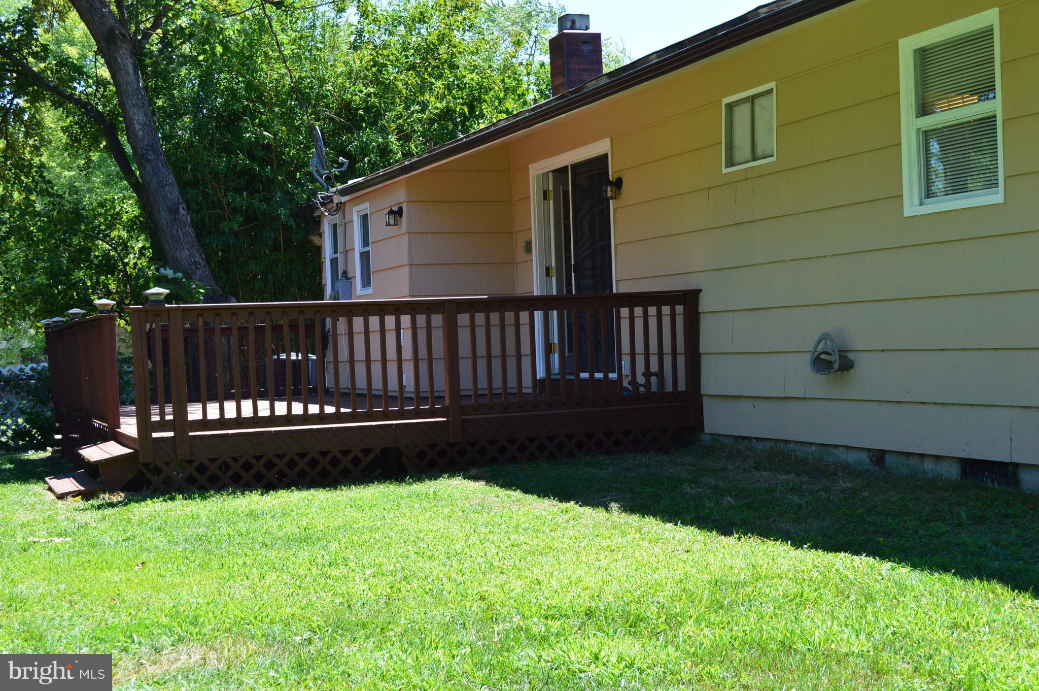 902 Wingfield Road Woodbridge, VA 22191 - Photo 3 of 15 Large deck!
