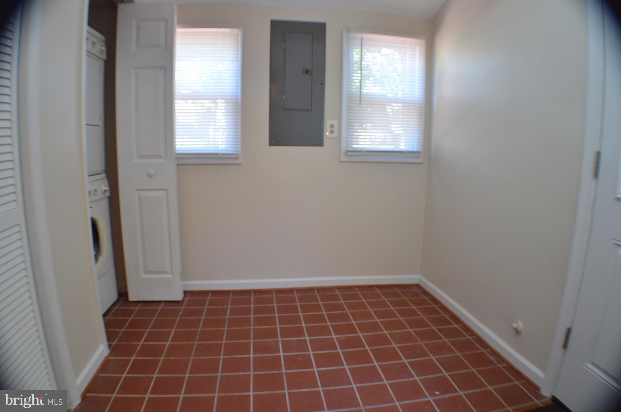 902 Wingfield Road Woodbridge, VA 22191 - Photo 10 of 15 Laundry/mudroom off kitchen