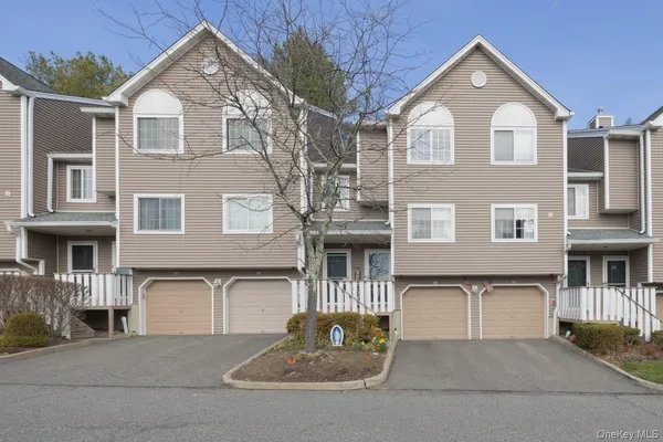 $445,000 | 42 Eagle Ridge Way, Nanuet, NY 10954
