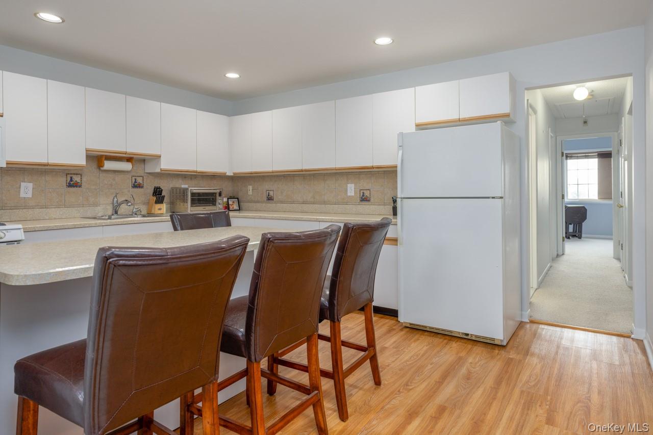 42 Eagle Ridge Way Nanuet, NY 10954 - Photo 13 of 30 Eat in Kitchen with Hi-Hats