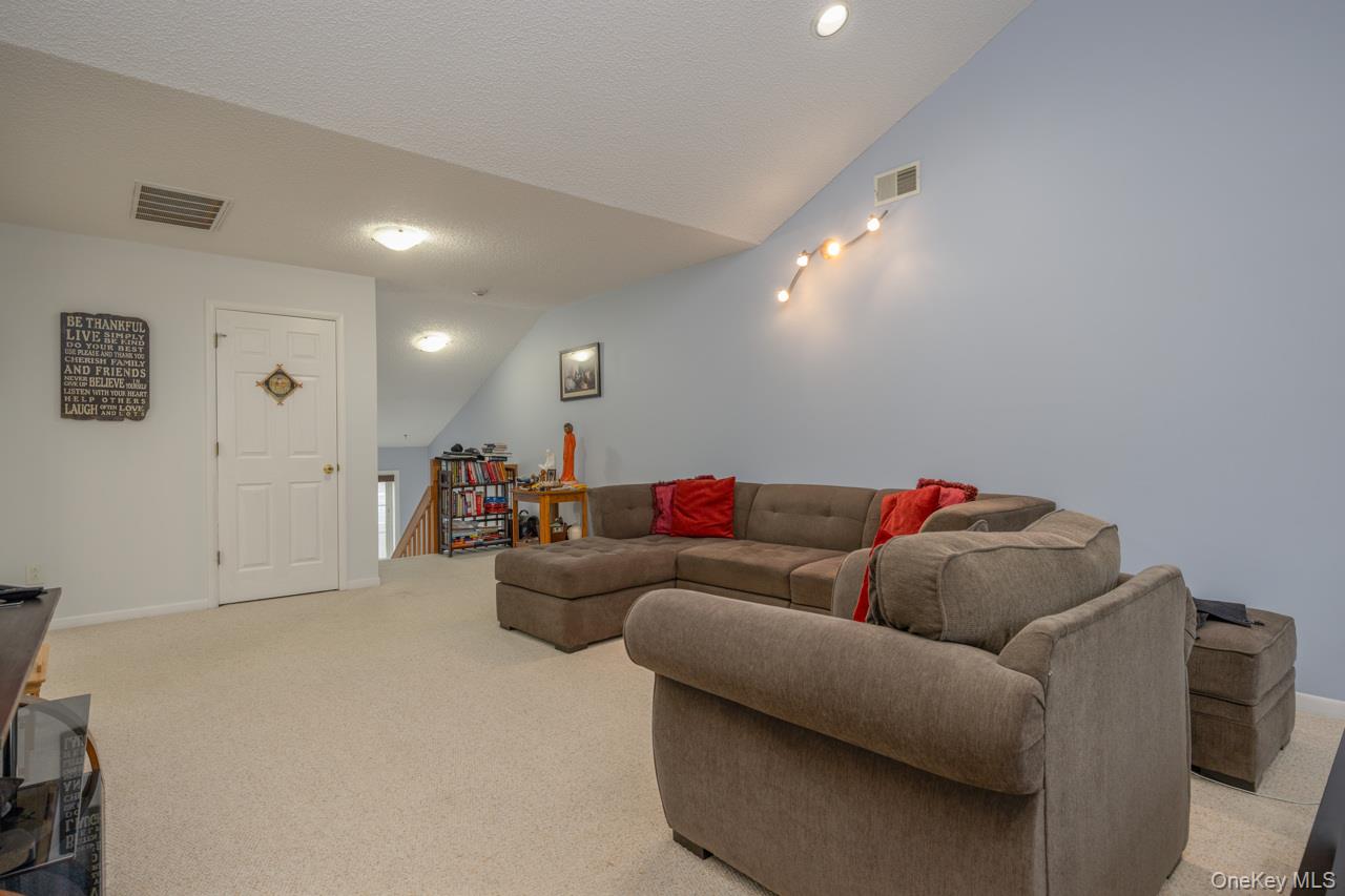 42 Eagle Ridge Way Nanuet, NY 10954 - Photo 5 of 30