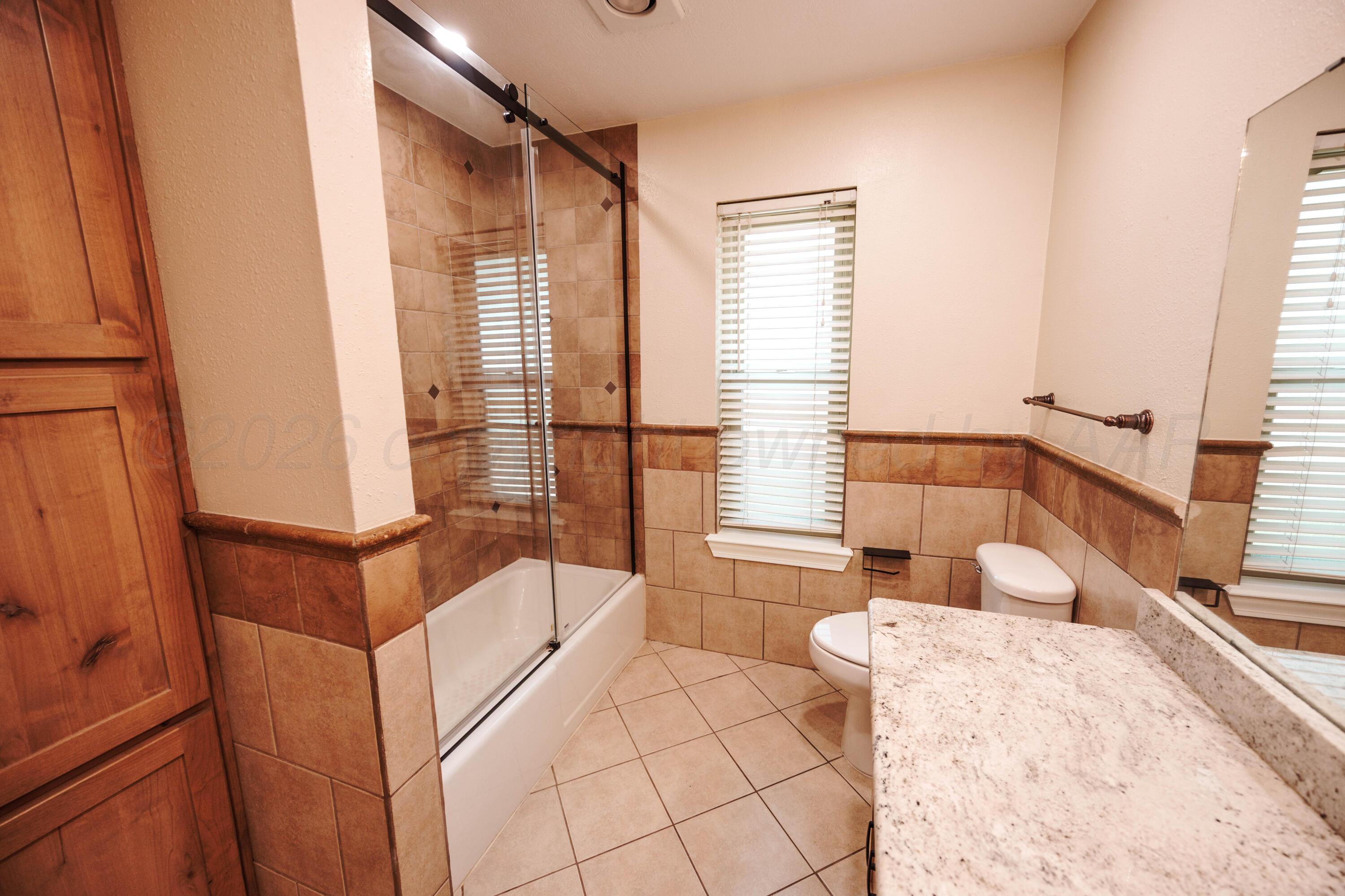 2009 Southwest 19th Avenue Perryton, TX 79070 - Photo 28 of 49 Bathroom1
