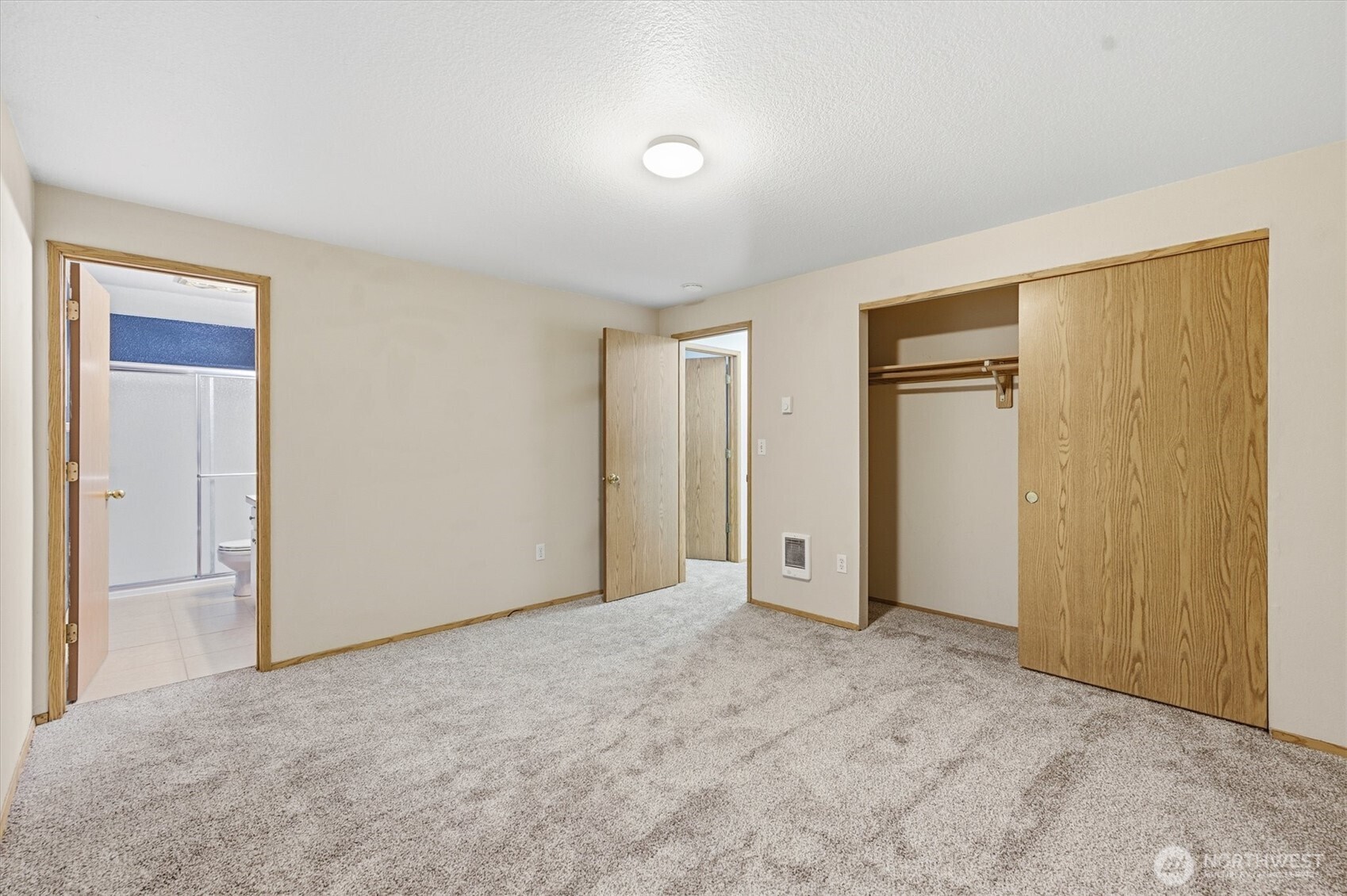 107 Mission Road Kelso, WA 98626 - Photo 24 of 32 an empty room with closet area