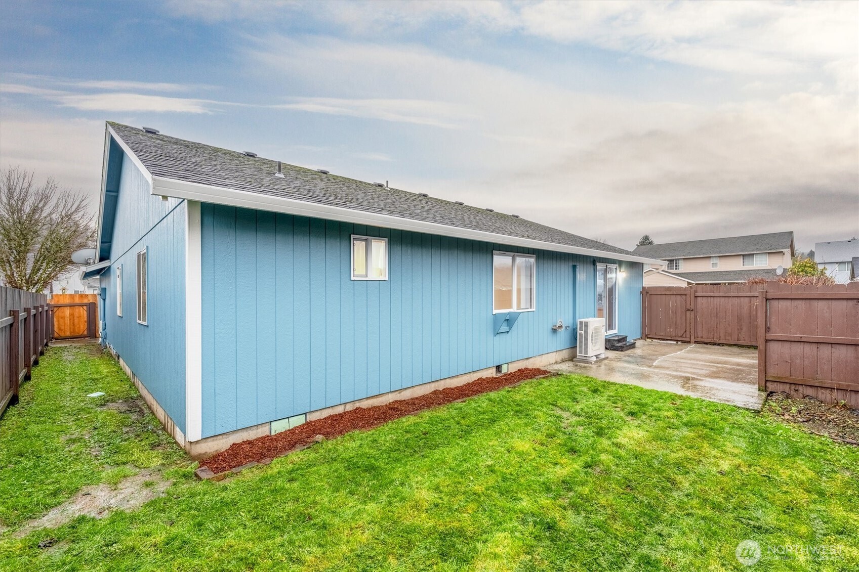 107 Mission Road Kelso, WA 98626 - Photo 31 of 32 a backyard of a house with table and chairs