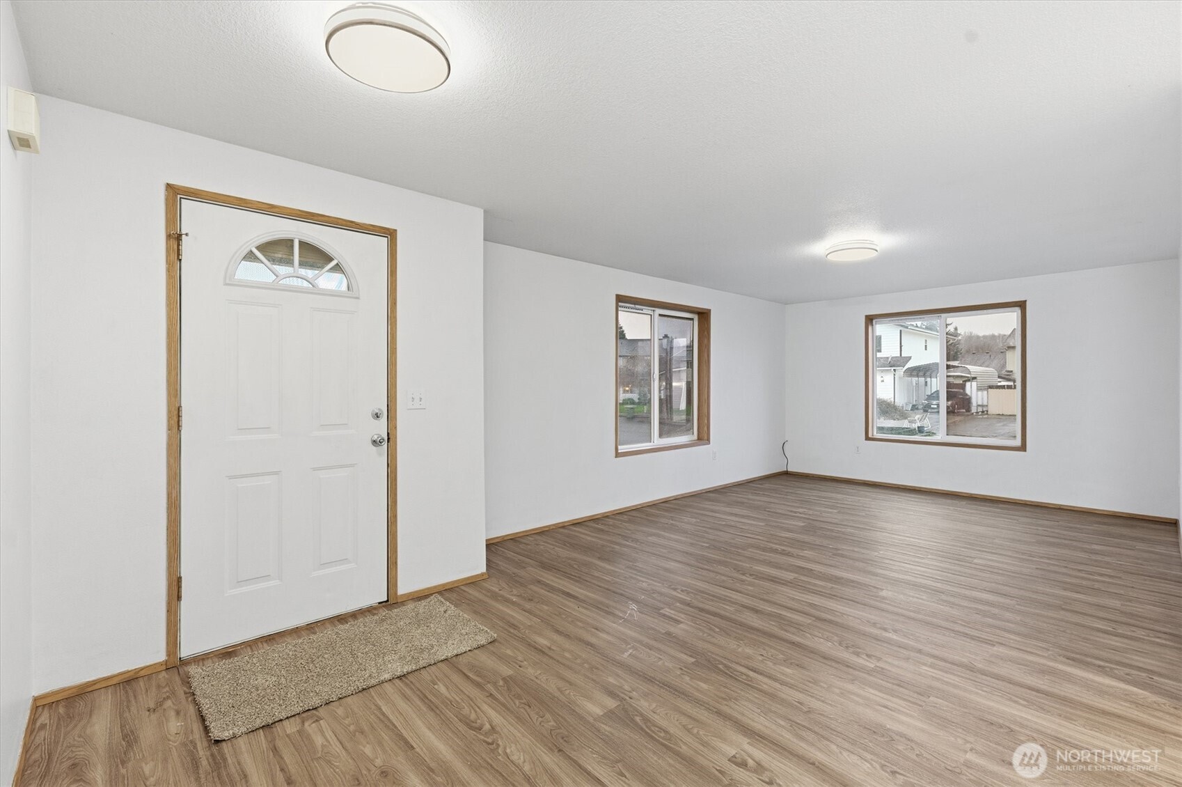107 Mission Road Kelso, WA 98626 - Photo 4 of 32 an empty room with windows and closet