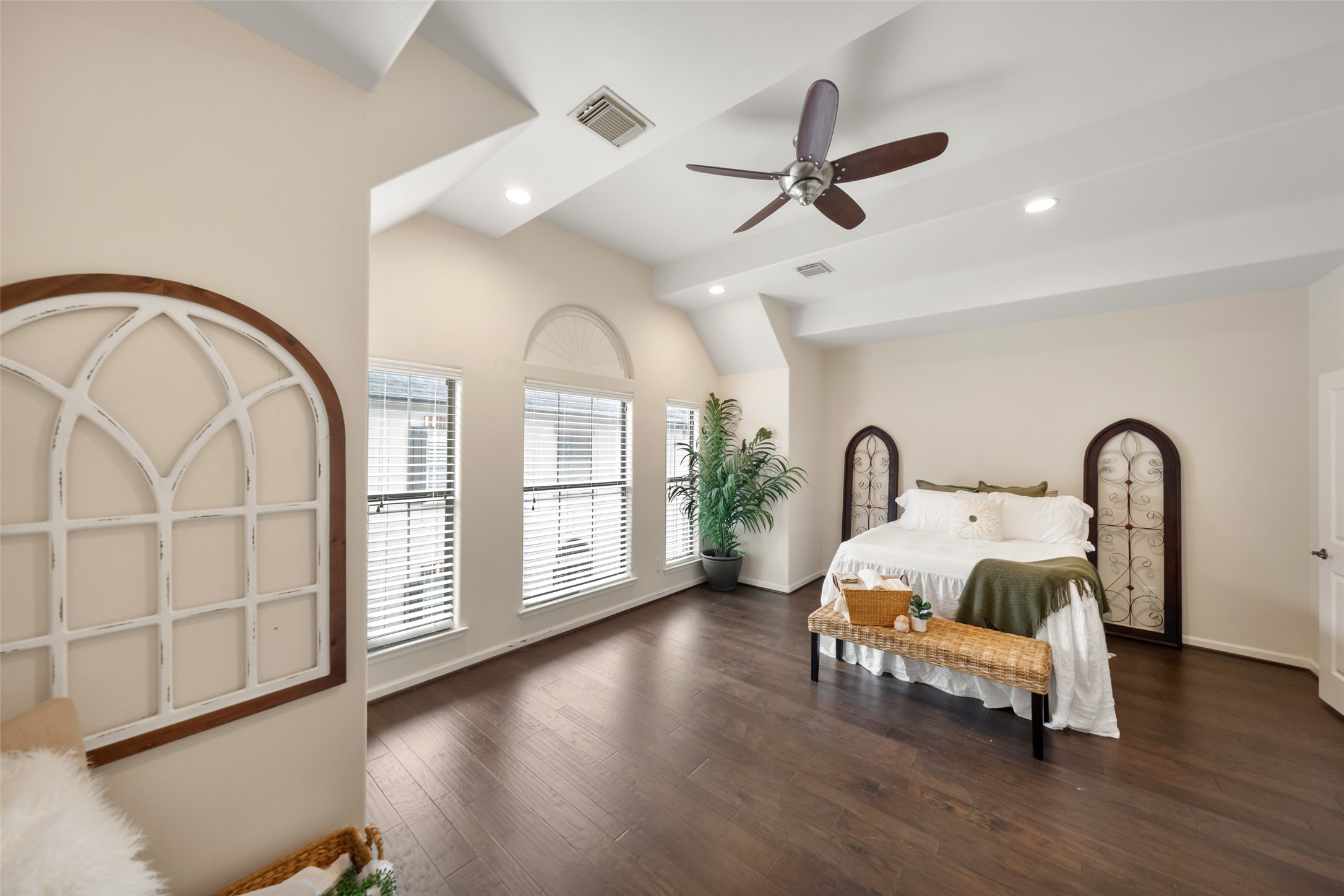562 Bomar Street Houston, TX 77006 - Photo 12 of 28 Primary bedroom on 3rd floor
