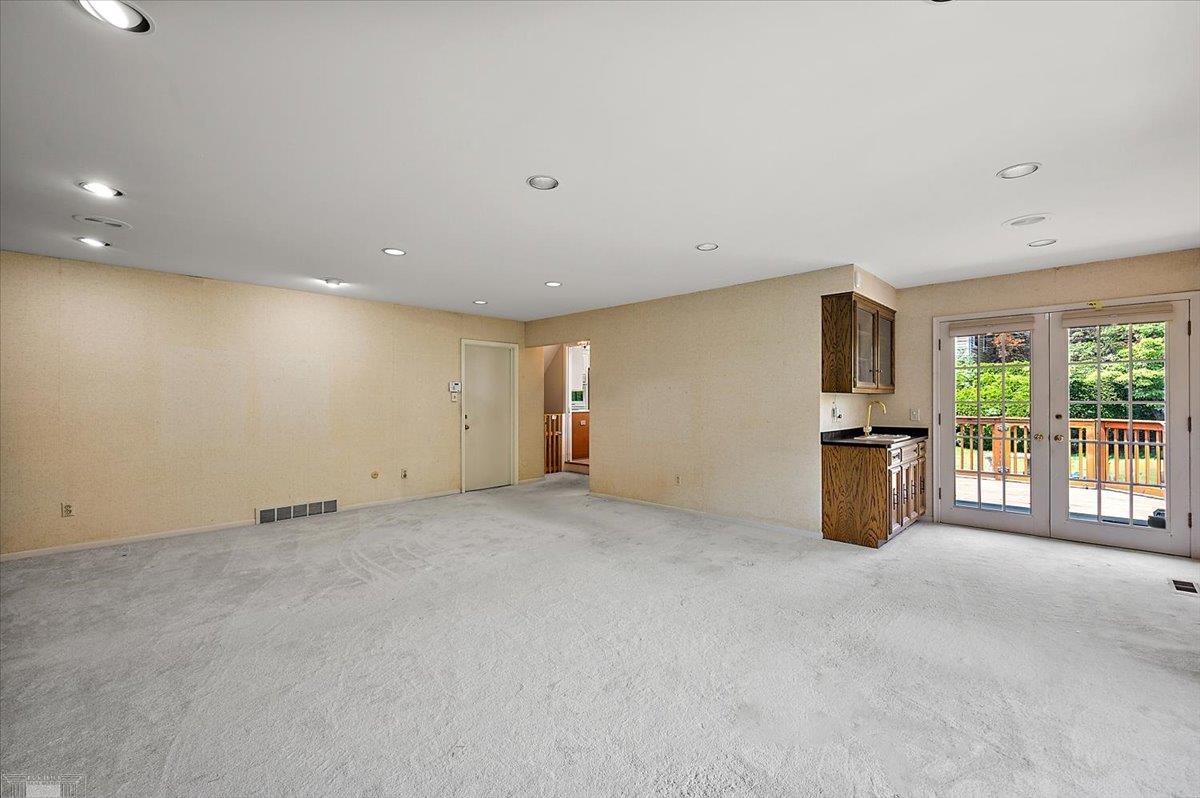 632 South Rosedale Court Grosse Pointe Woods, MI 48236 - Photo 22 of 63