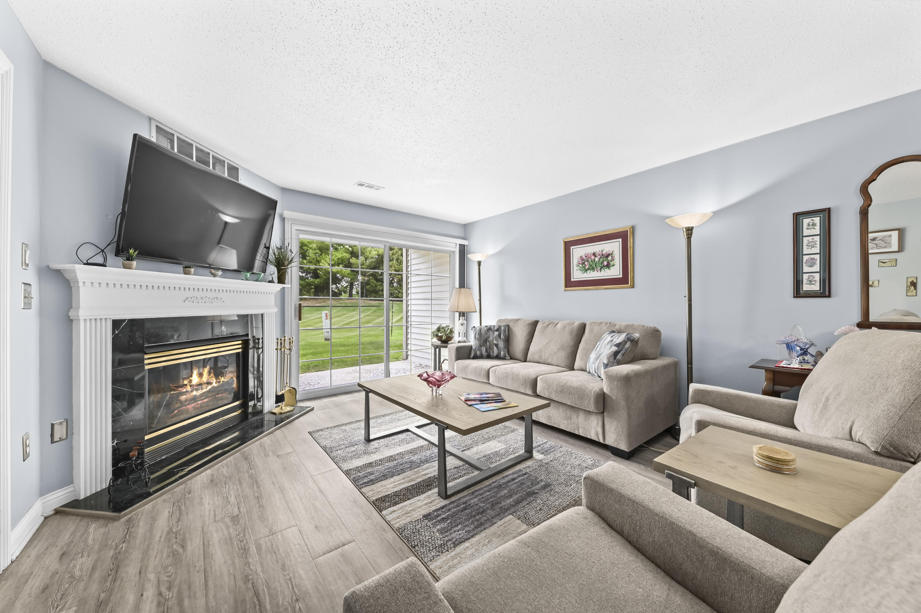 652 Pewaukee Road, Unit A Pewaukee, WI 53072 - Photo 5 of 30 Living room