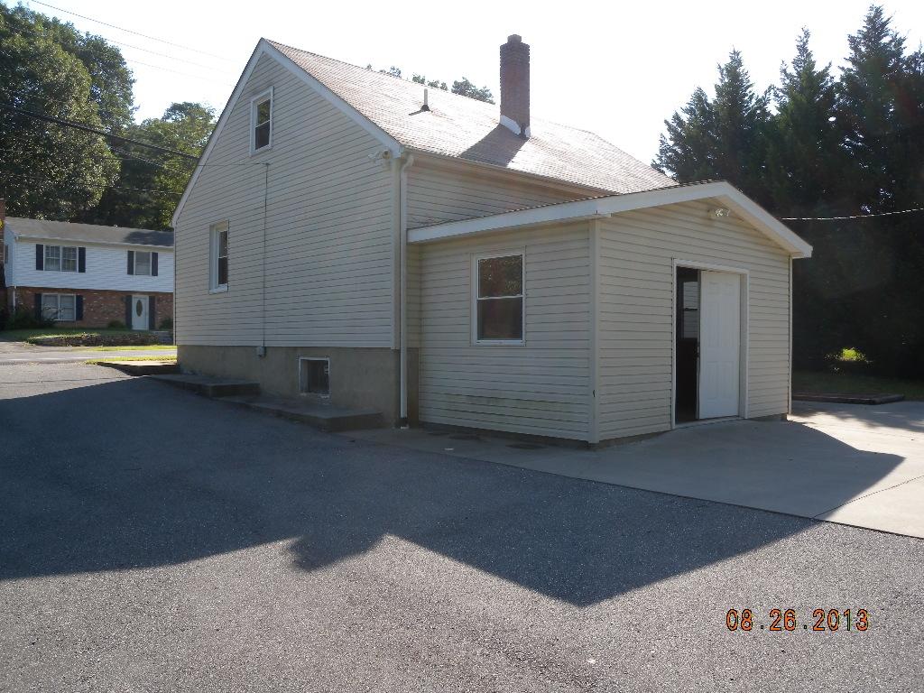 5729 Merriman Road Roanoke, VA 24018 - Photo 2 of 13 001
