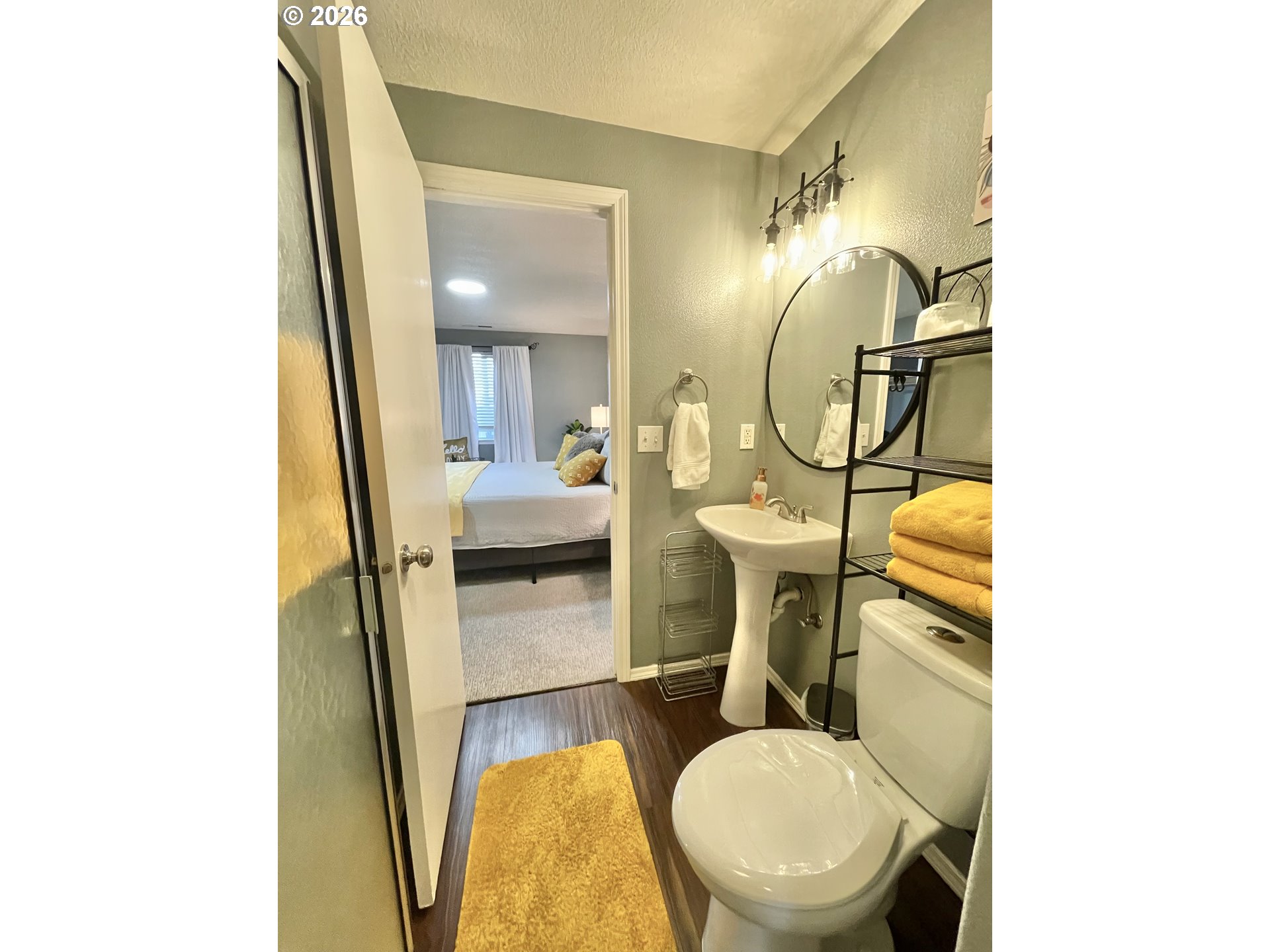 135 Wander Way Southeast Salem, OR 97301 - Photo 25 of 36 a bathroom with a sink and a mirror