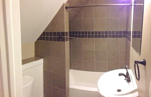 $2,700 | 2319 Cole Avenue Southeast, Minneapolis, MN 55414