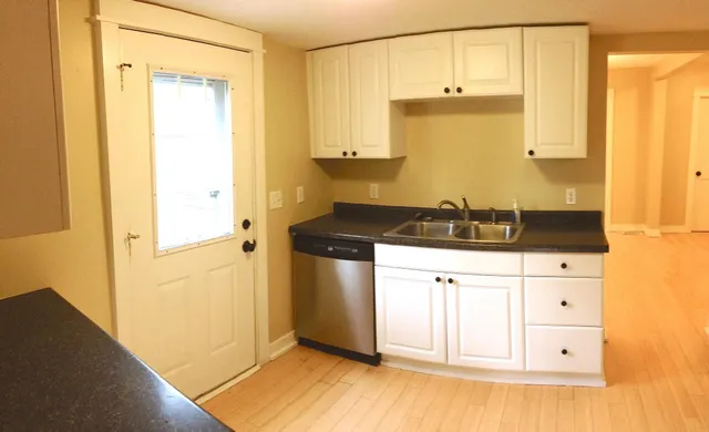 $2,700 | 2319 Cole Avenue Southeast, Minneapolis, MN 55414