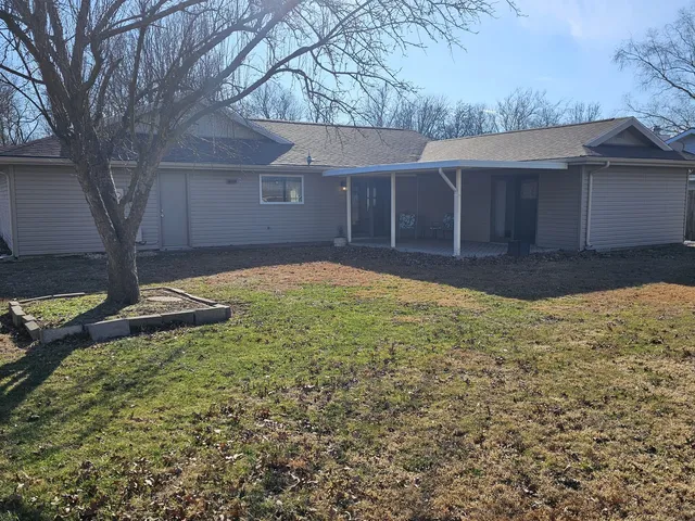 a house view with backyard space