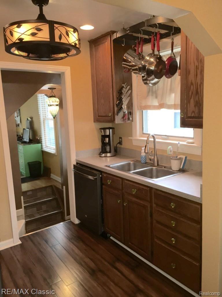 2349 Cambridge Road Berkley, MI 48072 - Photo 9 of 35 Kitchen