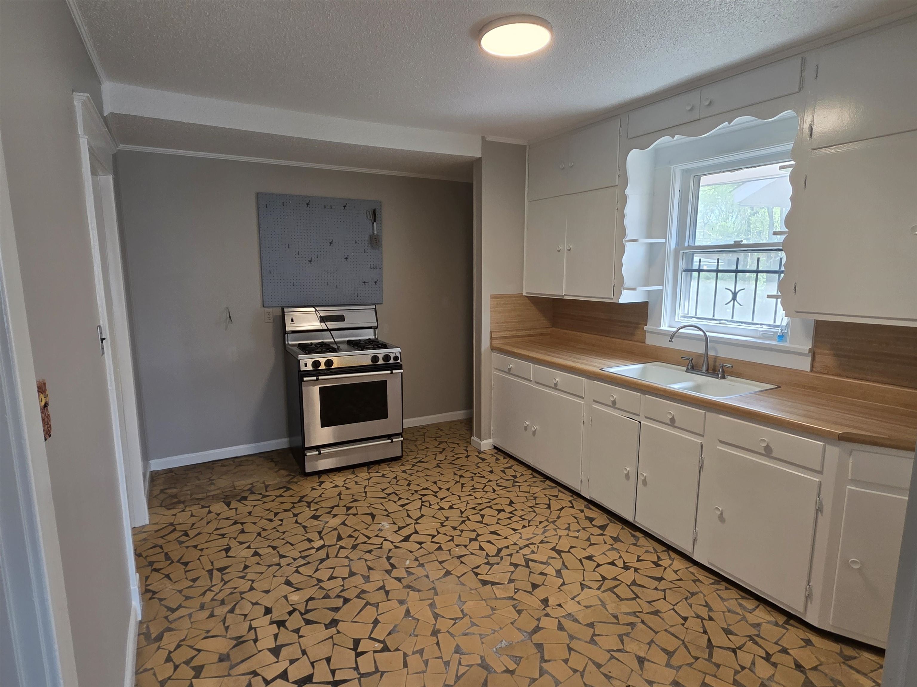 1404 Cameron Street Memphis, TN 38106 - Photo 27 of 37 a kitchen with granite countertop a sink and a stove