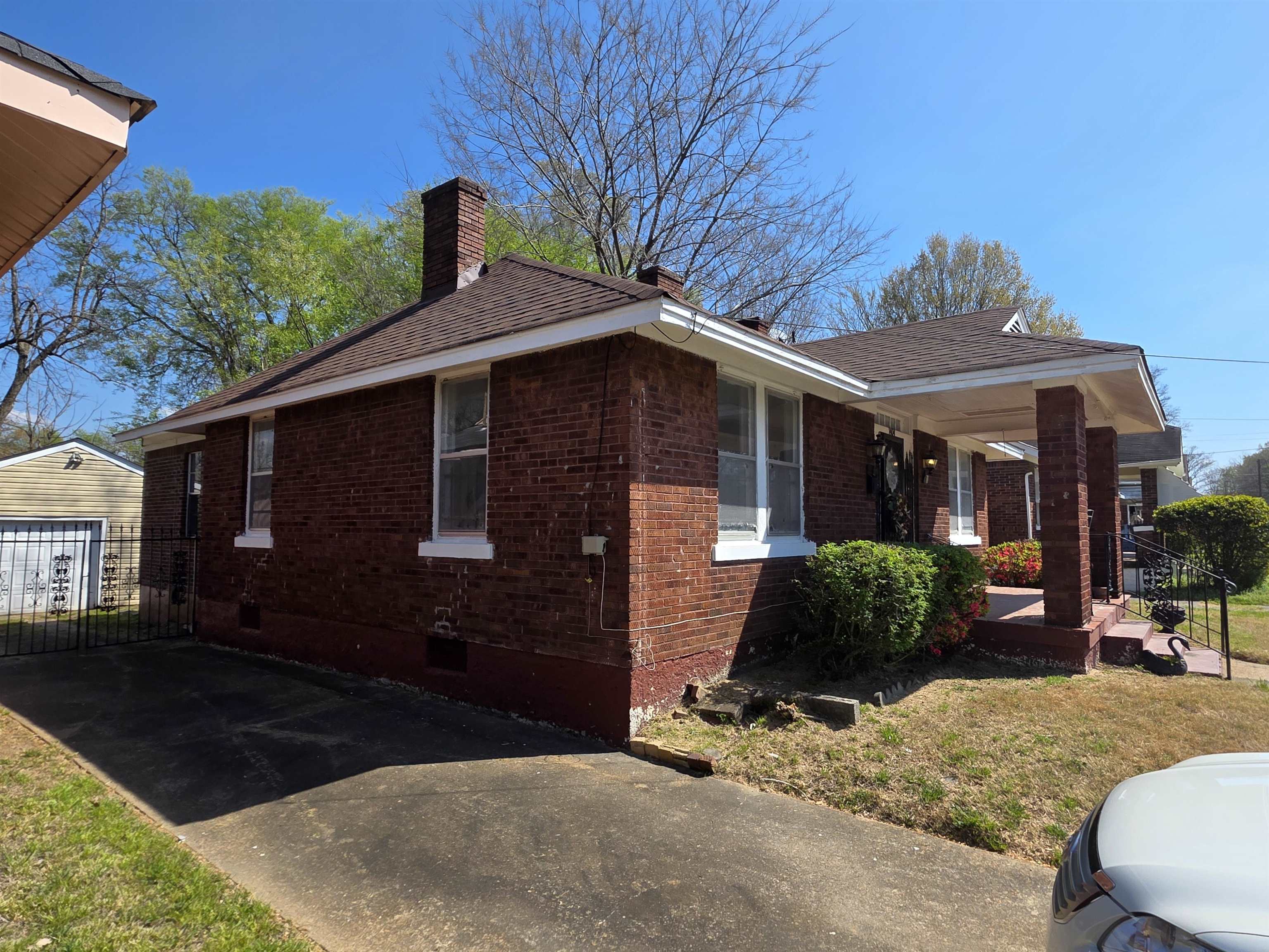 1404 Cameron Street Memphis, TN 38106 - Photo 4 of 37 a front view of a house with garden