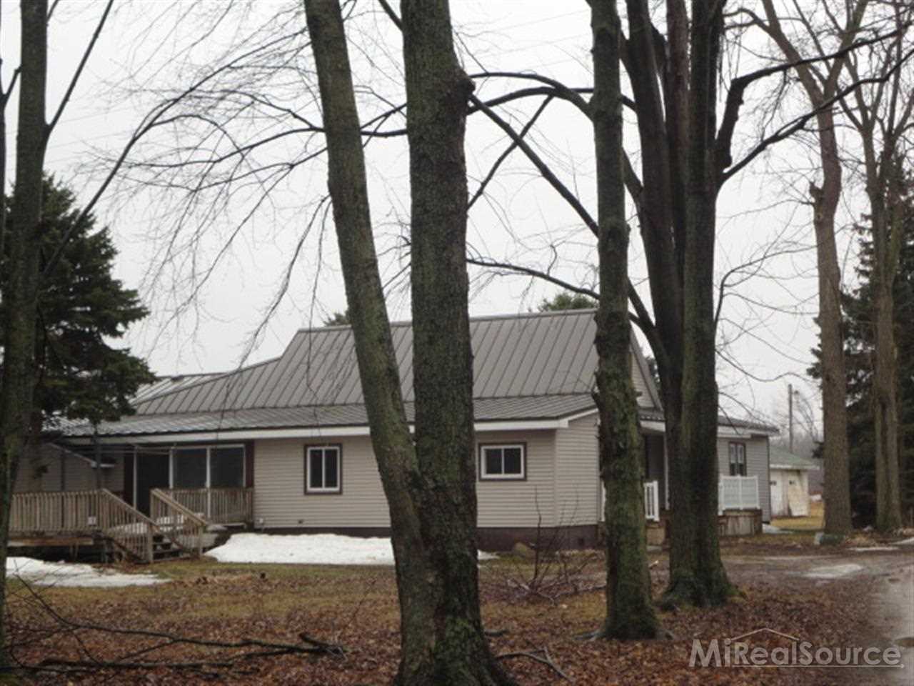 716 East Galbraith Line Road Yale, MI 48097 - Photo 1 of 25 31187163.JPG