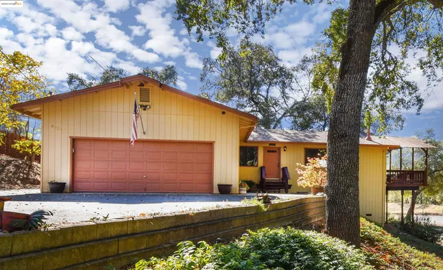 a view of back yard of the house