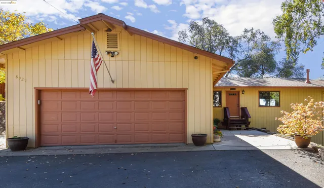 a view of a house with backyard