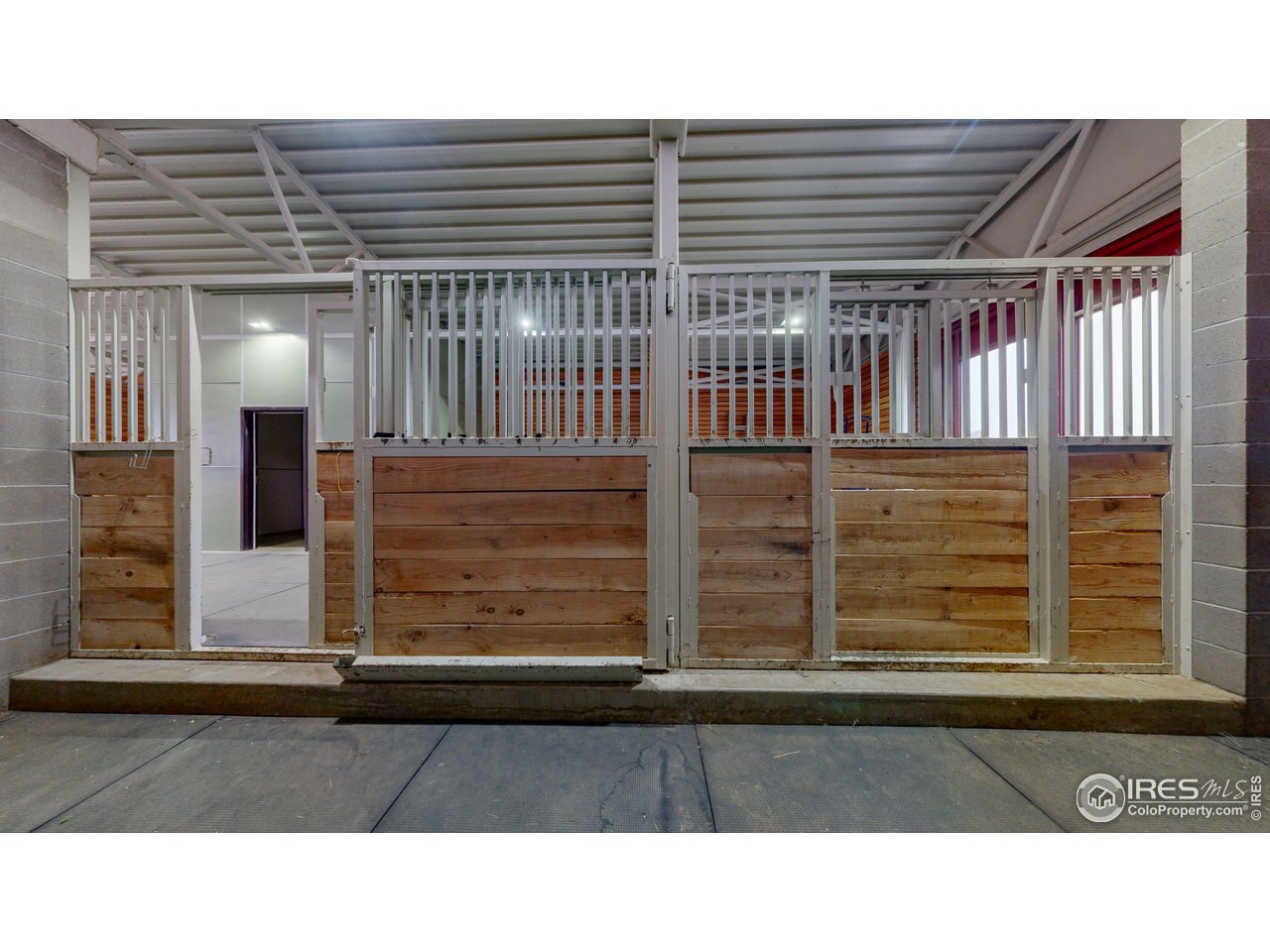 987 Lost Angel Road Boulder, CO 80302 - Photo 33 of 40 a black and white photo of a living room