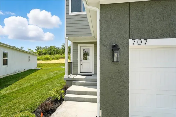 $409,988 | 707 Glenn Circle, Raymore, MO 64083
