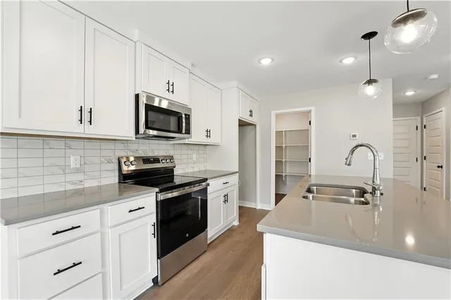 $399,950 | 707 Glenn Circle, Raymore, MO 64083