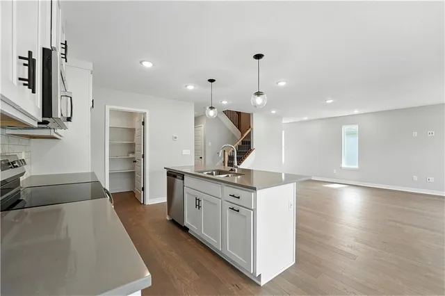 $399,950 | 707 Glenn Circle, Raymore, MO 64083